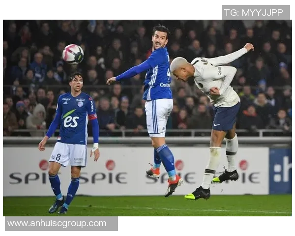 足球巨星入场瞬间定格激情赛场展现风采与荣耀